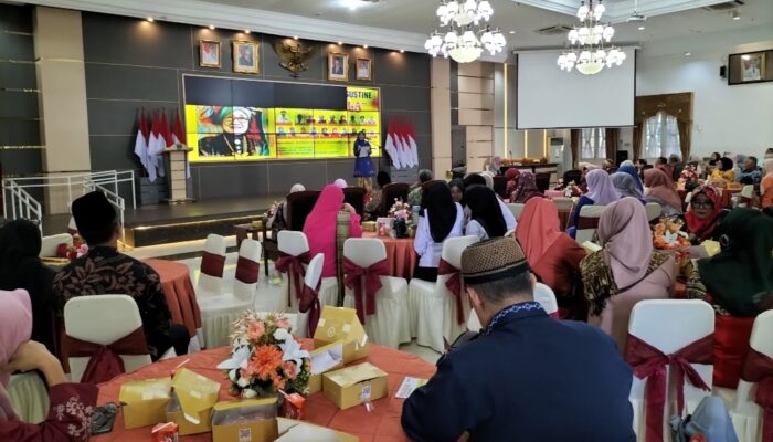 Parade Baca Puisi Karya Upita Agustine Bikin “Pecah” Istana Gubernuran Sumbar