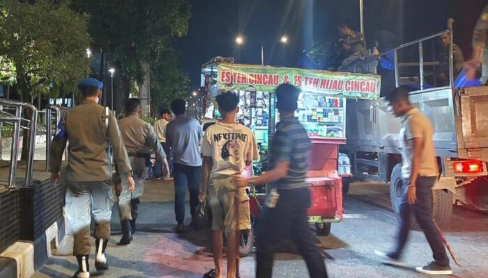 Satpol PP Padang Angkut Barang PKL Berjualan di Trotoar