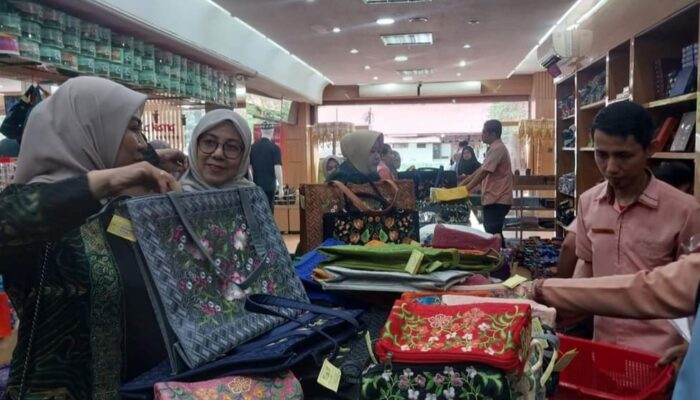 Ketua DWP Basarnas Apresiasi Kerajinan di Sumbar