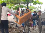 Satpol PP Padang Tertibkan PKL di Pantai Padang