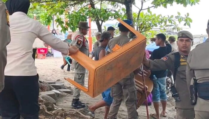 Satpol PP Padang Tertibkan PKL di Pantai Padang