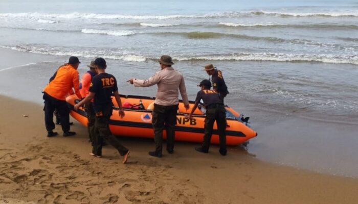 Reyhan Mandi-mandi di Pasir Jambak Hilang Terbawa Arus