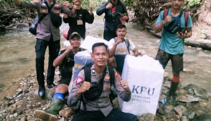 Polres Mentawai Antarkan Surat Suara Lewati Medan Ekstrem