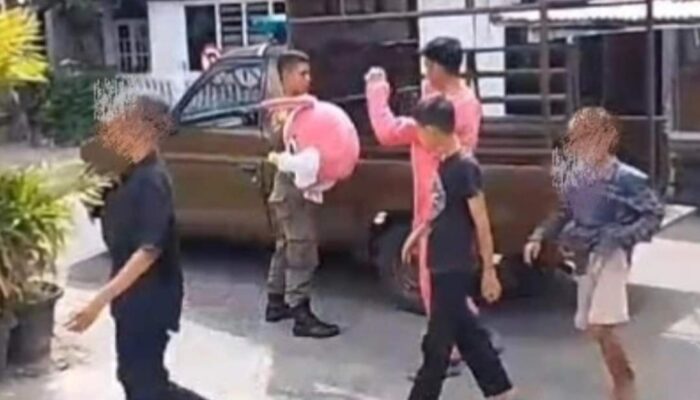 Satpol PP Padang Amankan Pak Ogah dan Badut