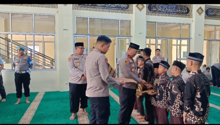 Anak Yatim Piatu Dapat Jumat Berkah di Mapolda Sumbar