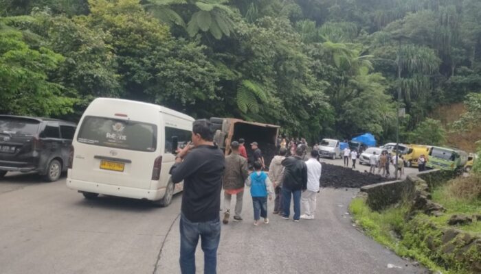 Truk Batubara Rebah di Sitinjau Lauik, Lalu Lintas Lumpuh Total