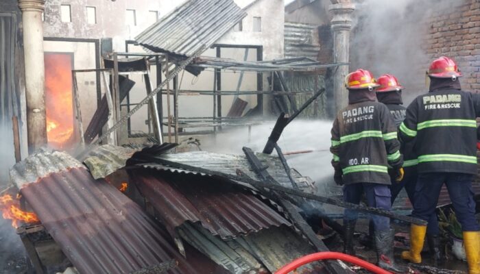 Gudang Kayu Manis Terbakar Kerugian Capai Rp 1 Miliar