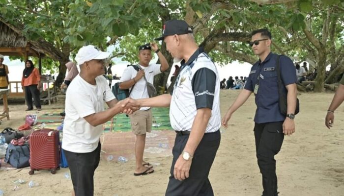 Di Pulau Soetan, Mahyeldi Soroti Pengelolaan Wisata