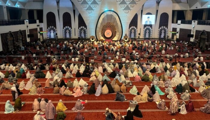 SE UNP Prof. Ganefri Ceramah Ramadhan di Masjid Raya