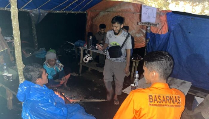 Delapan Orang Terjebak di Tengah Aliran Sungai Naik