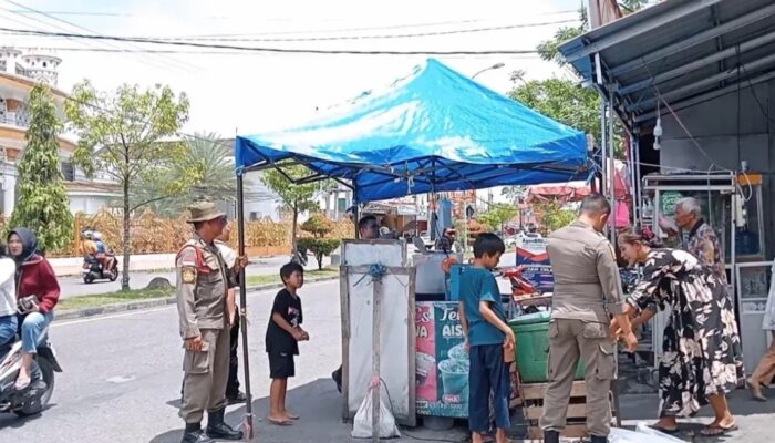 Satpol PP Padang Tertibkan PKL Gunakan Badan Jalan dan Fasum