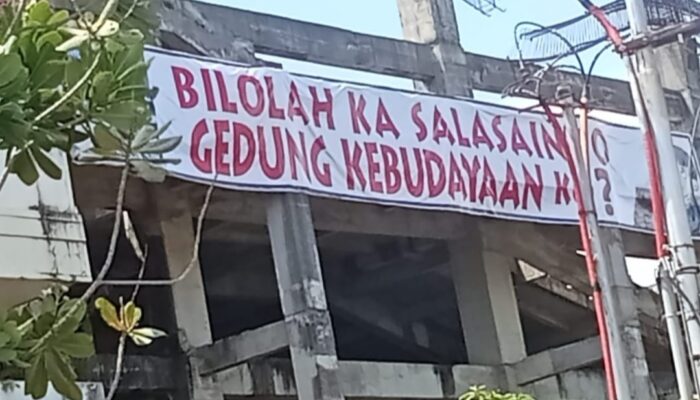 Spanduk Raksasa Sindir Mangkraknya Gedung Kebudayaan