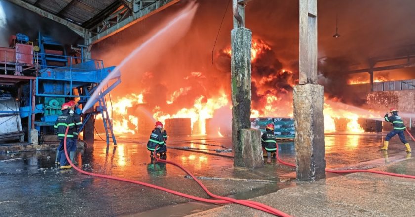 Pabrik Karet di Lubuk Begalung Dilalap Api Asap Tebal Terlihat dari Jauh