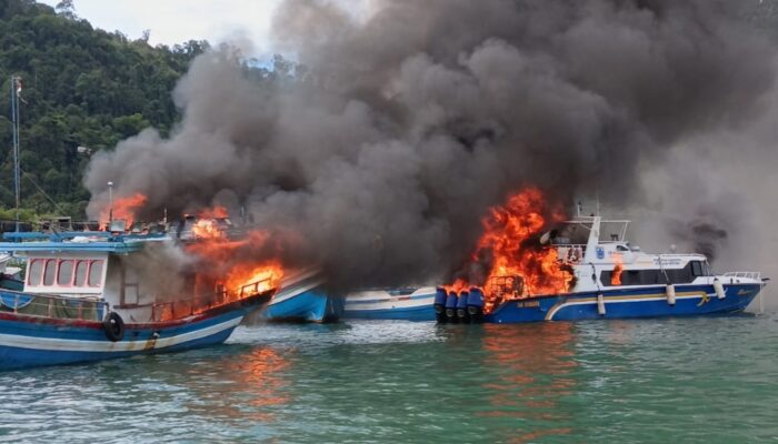 Dua Kapal Pemkab Mentawai Terbakar di Pelabuhan Bungus