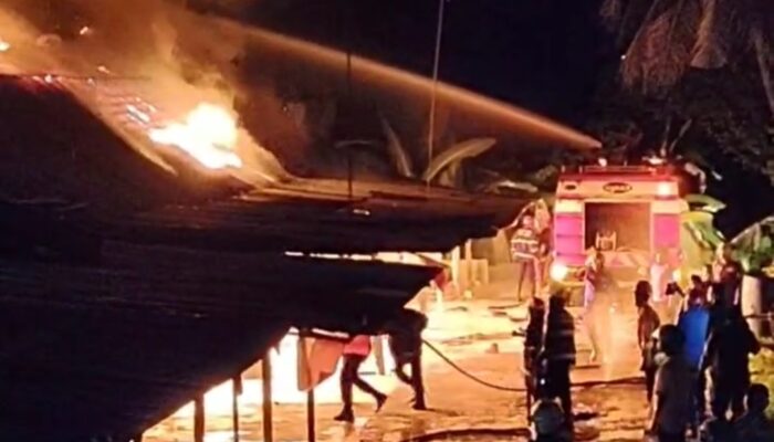 10 Rumah di Asrama Polisi Padang Hangus Dilalap Api