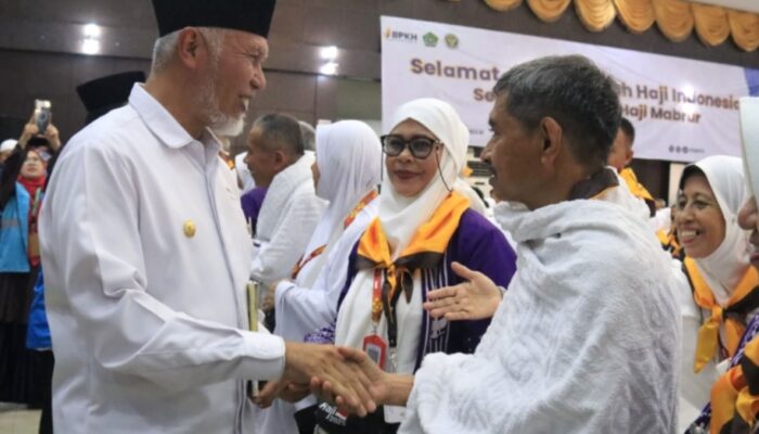 Gubernur Mahyeldi Pesan Jaga Nama Baik Daerah pada Jemaah Haji