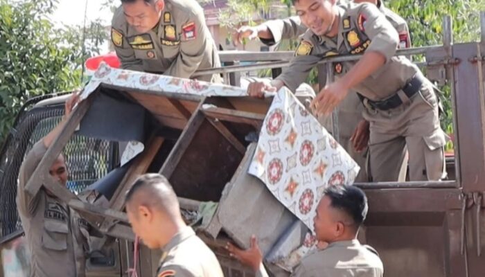 Satpol PP Bongkar Bangli dan Tertibkan PKL di Jalan Adinegoro