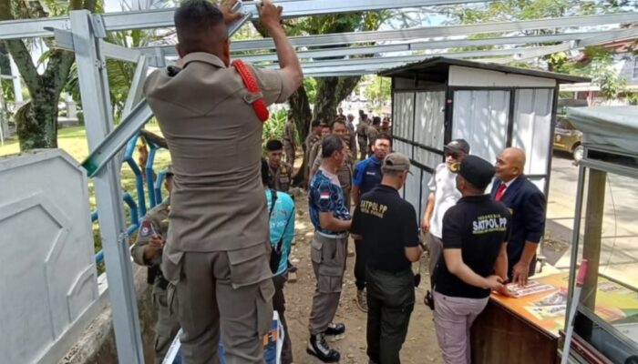 Satpol PP Tertibkan PKL di Jalan Flamboyan Padang