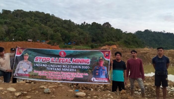 Satgas Anti Ilegal Mining Pasang Spanduk di Lokasi Tambang Emas Ilegal