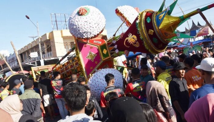 Prosesi Tabuik Naiak Pangkek 2025 Dipadati Ribuan Pengunjung