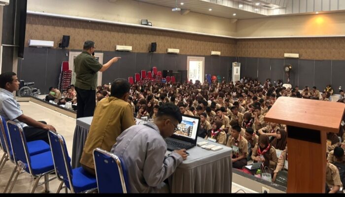 Polda Sumbar Sosialisasikan Bahaya Narkoba di SMK 2 Padang