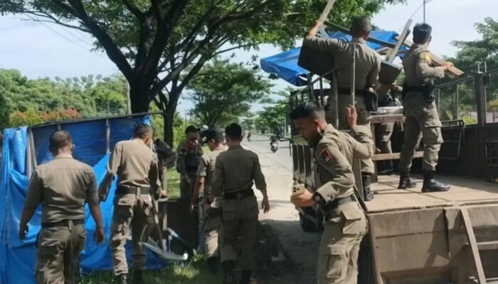 Satpol PP Angkut Meja PKL di Aie Pacah Jualan di Atas Drainase