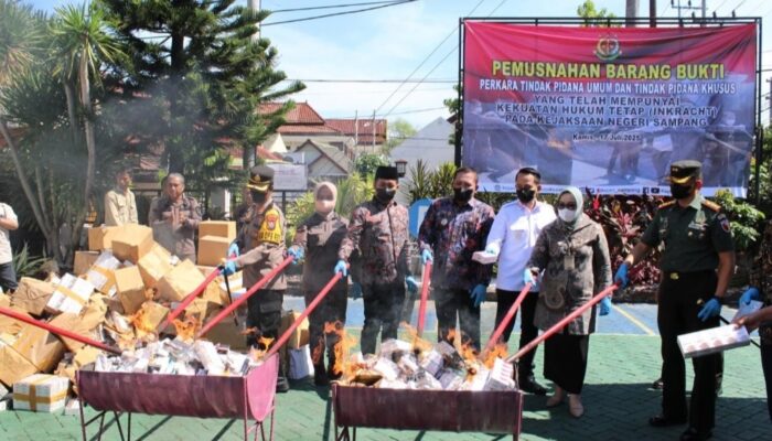 Karutan Sampang Hadiri Pemusnahan Barang Bukti di Kejari