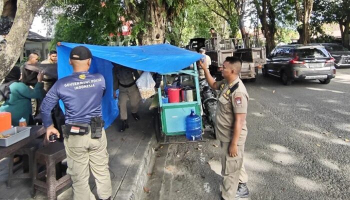 Satpol PP Padang Tertibkan PKL di Sejumlah Titik Strategis Kota