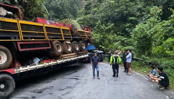 Truk Low Bow Terperosok, Jalur Bukittinggi -Pasaman Lumpuh Total