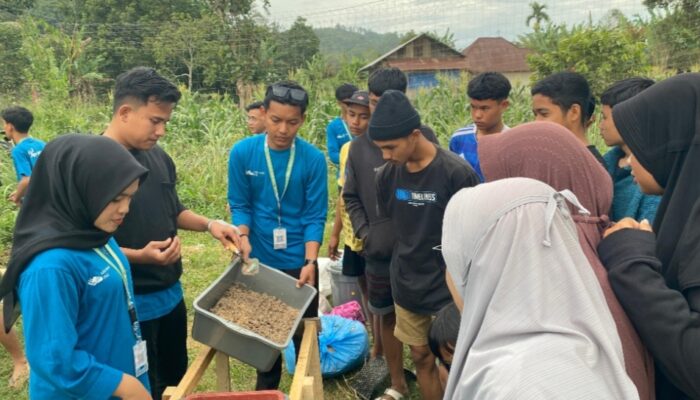 UNP Serahkan Mesin Pencacah Sampah ke Nagari Tabek Panjang