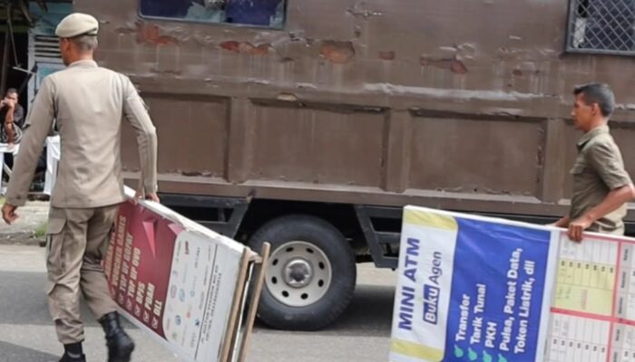 Satpol PP Padang Tertibkan PKL Gunakan Trotoar dan Fasum