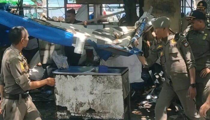 Tim Gabungan Bongkar Bangunan PKL di Kawasan Pantai Padang