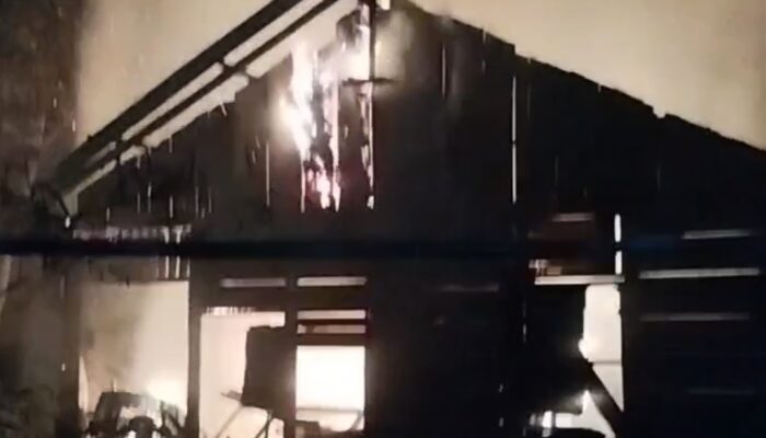 Rumah Semi Permanen di Padang Selatan Terbakar