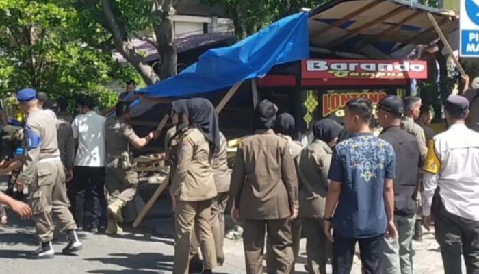 Satpol PP Padang Tertibkan PKL di Jalan Belibis Air Tawar Barat