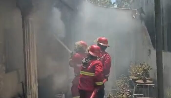 Diduga Akibat Bakar Sampah, Satu Rumah Hangus Terbakar