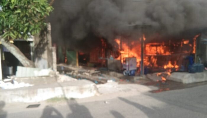 10 Petak Kos-Kosan di Lubuk Begalung Hangus Terbakar