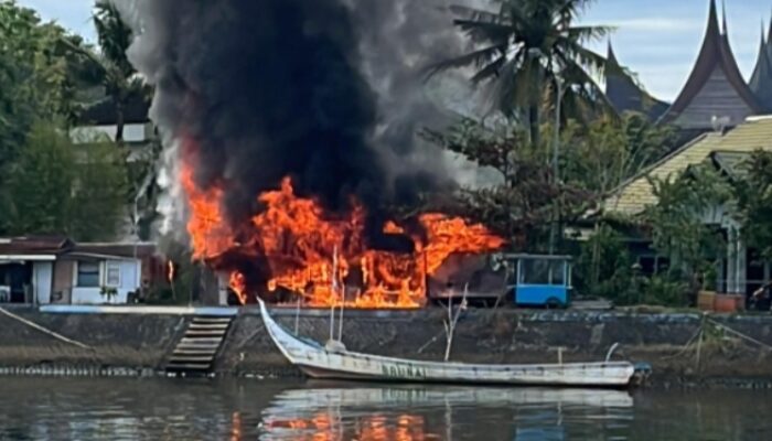 Kebakaran Hanguskan Dua Rumah di UK Utara, Kerugian Rp200 Juta