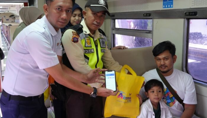 KAI Sumbar Bagikan Souvenir di Hari Pelanggan Nasional