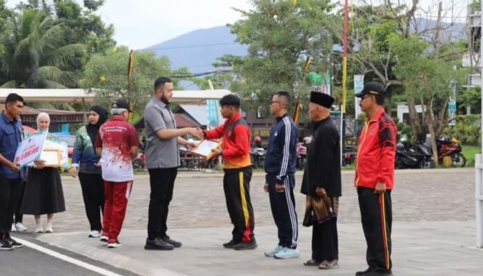 Haornas, Fadly Amran Berikan Penghargaan ada Atlet Berprestasi