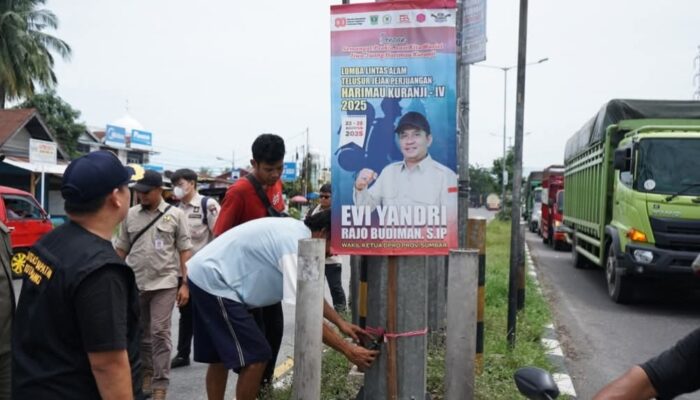Padang Tertibkan Spanduk dan Baliho Liar
