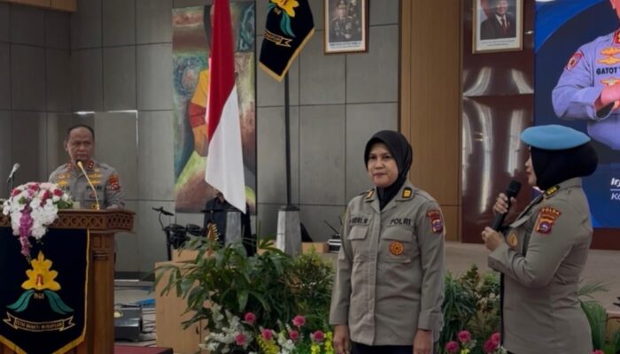 Kapolda Sumbar Beri Promosi Jabatan kepada Dua Polwan