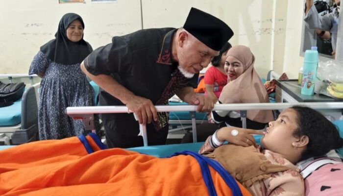 Mahyeldi Tinjau Korban Keracunan MBG di RSUD Lubuk Basung