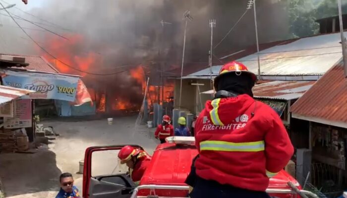 19 Rumah di Padang Selatan Hangus Terbakar, Satu Warga Cedera