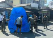 Satpol PP Tertibkan Lapak Ditinggal Pedagang di Kawasan Pantai