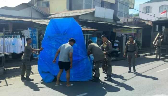 Satpol PP Tertibkan Lapak Ditinggal Pedagang di Kawasan Pantai