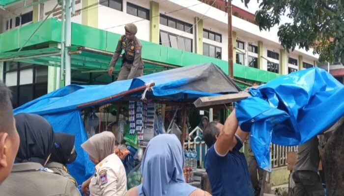 Satpol PP Bongkar Bangunan PKL di Depan RS Ibnu Sina