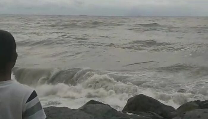 Remaja Terseret Ombak di Pantai Padang, Tim SAR Lakukan Pencarian di Tengah Badai