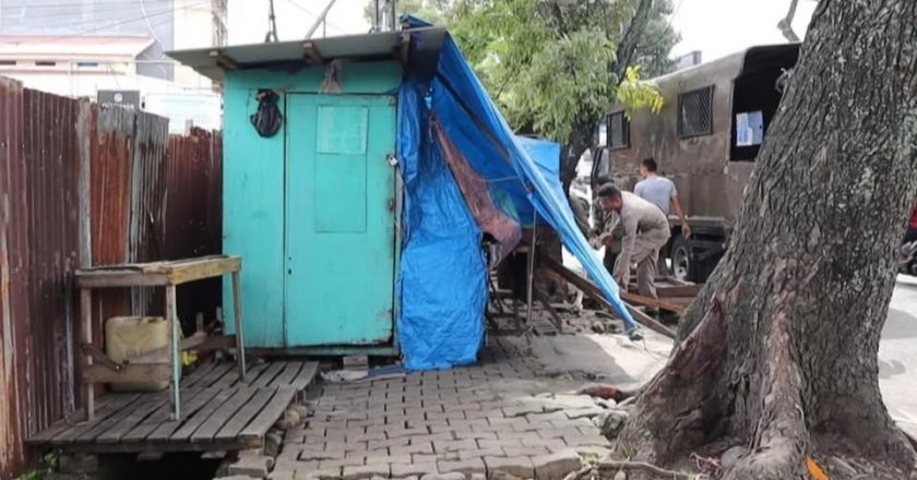 Satpol PP Padang Tertibkan Lapak PKL yang Ditinggal di Trotoar