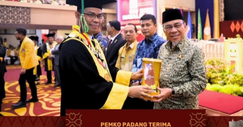 Pemko Padang Terima Penghargaan Mitra Strategis dari UNP pada Dies Natalis ke-71