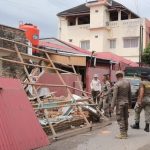 Satpol PP Padang Bongkar Bangunan Liar di Atas Badan Jalan Belibis